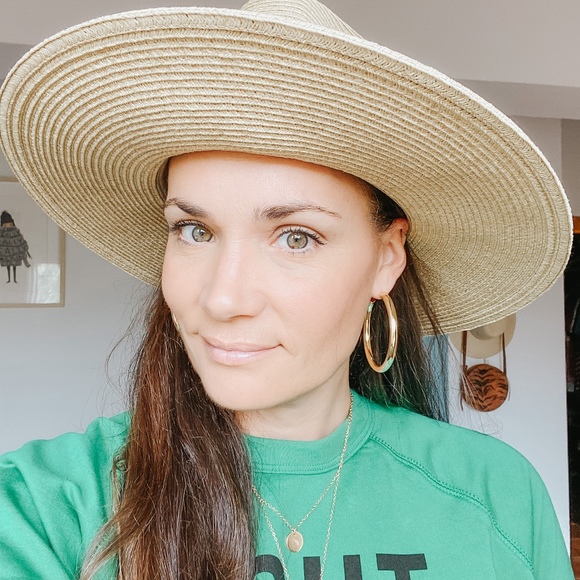 Meet your Posher, Élise - Picture 1 of 1